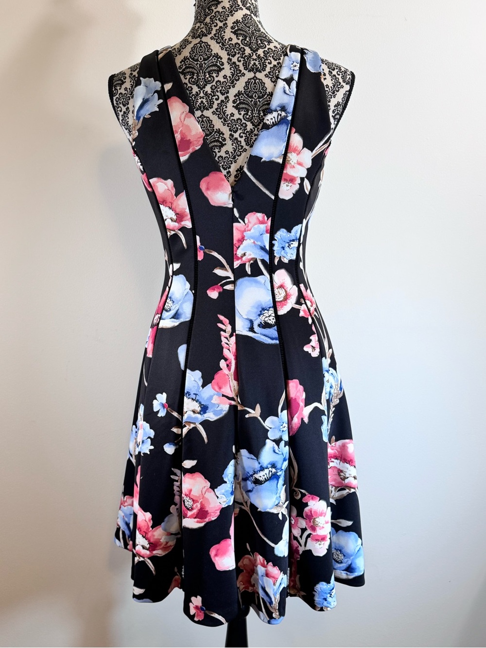 White House Black Market Fit-and-Flare Dress in Pink and Blue Floral size 4 - Picture 3 of 9